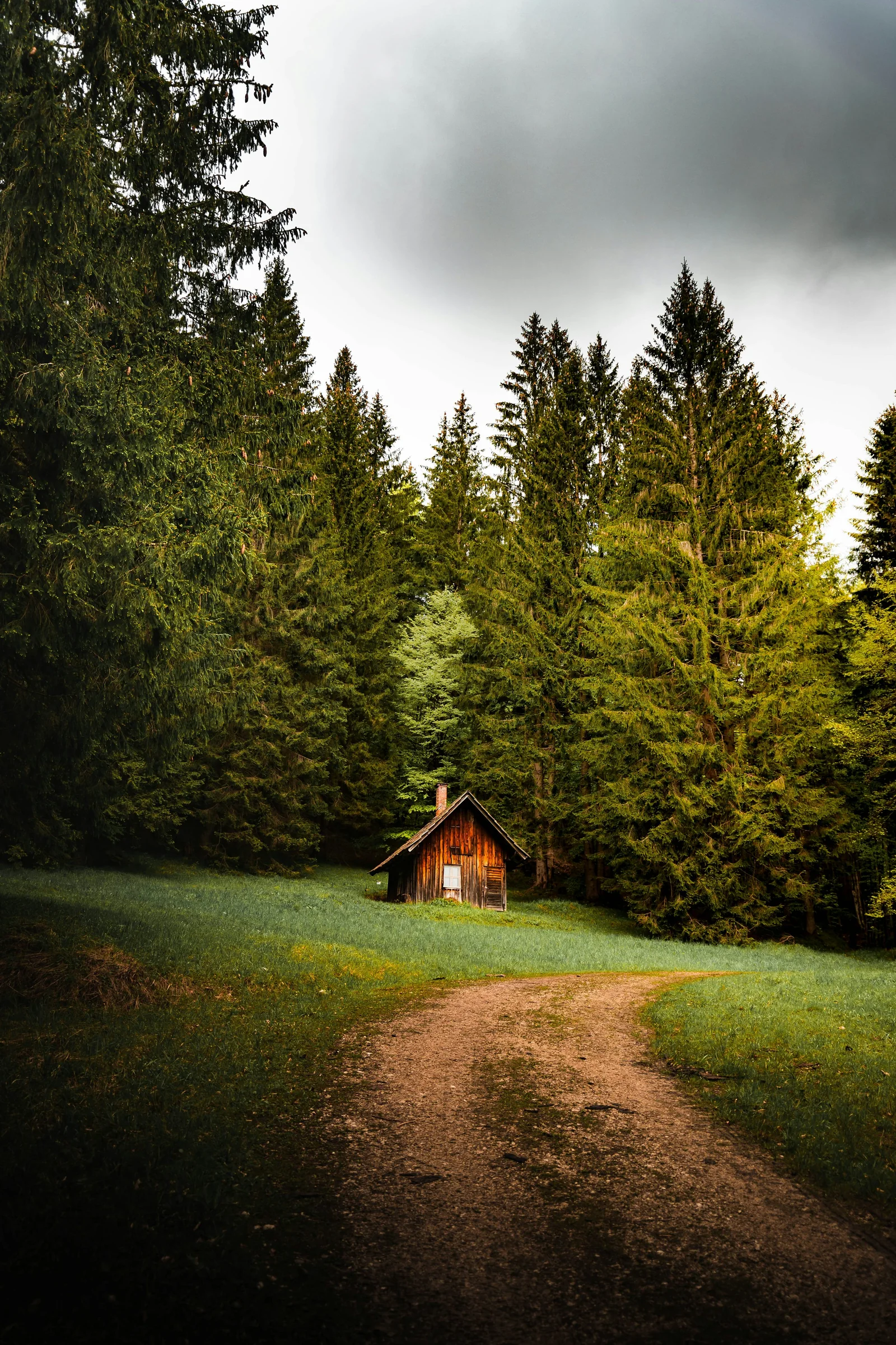 Un tranquillo interno a forma di A, pronto per un pratico weekend di relax